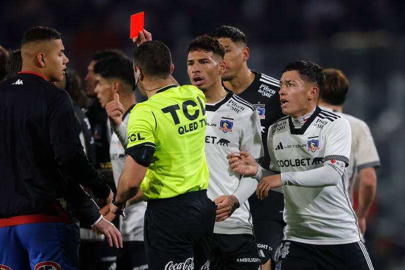 El árbitro Diego Flores mostró cuatro tarjetas rojas en la gresca del final del partido entre Colo Colo y Unión Española. (Foto: Aton)