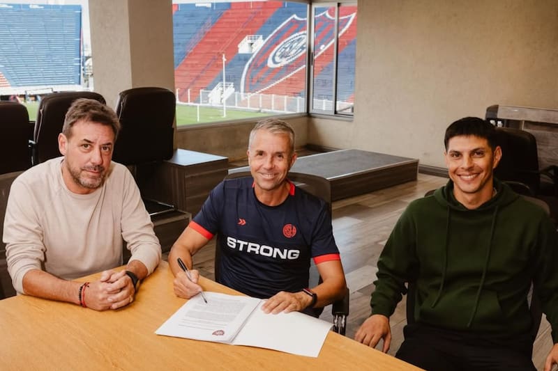 Firmando su contrato junto a Sergio Constantino y Pablo Barrientos, presidentes del club. Foto: @sanlorenzo en Instagram.