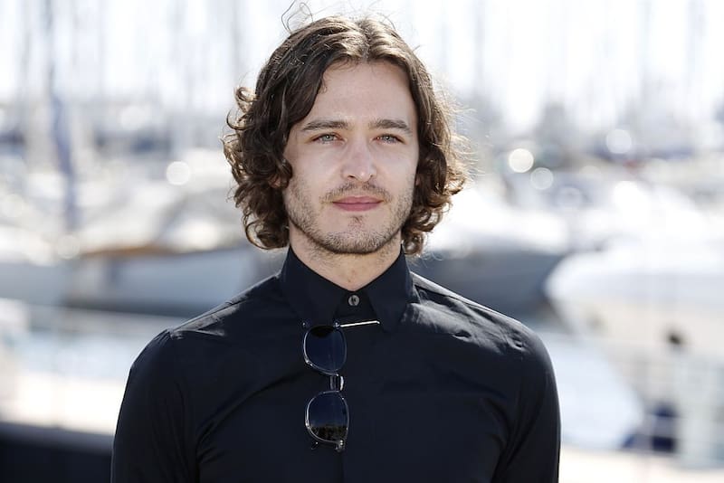 Alexander Vlahos es parte del elenco.