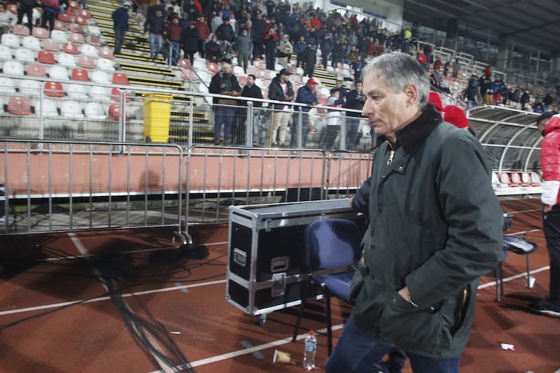 El entrenador Ariel Holan se va a camarines luego de la derrota del Club Universidad Católica ante Curicó Unido, en el estadio La Granja.