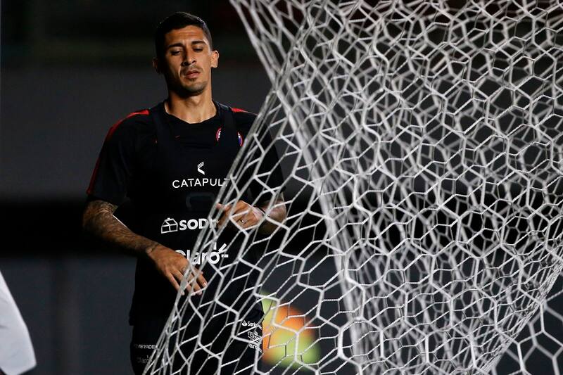 Futbol, entrenamiento de la seleccion chilena
El jugador de la seleccion chilena Pedro Pablo Hernandez es fotografiado durante el entrenamiento realizado en el estadio Pituacu de Salvador de Bahia, Brasil.
18/06/2019
Andres Pina/Photosport
Football, Chilean National team training session
Chile's player Pedro Pablo Hernandez is pictured during the evening training session held at the Pituacu stadium in Salvador de Bahia, Brazil.
18/06/2019
Andres Pina/Photosport