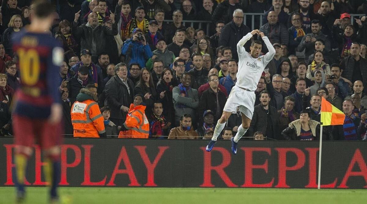 Barcelona 02 04 2016 Cristiano Ronaldo celebrando el gol de la victoria antfe un desenfocado Messi durante el partido entre el FC Barcelona y el Real Madrid Fotografia de Jordi Cotrina