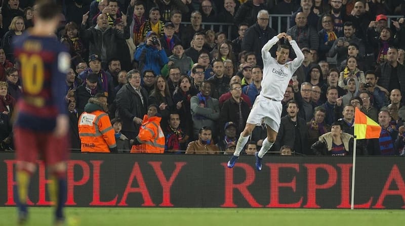 Barcelona   02 04 2016     Cristiano Ronaldo celebrando el gol de la victoria antfe un desenfocado Messi   durante el partido entre el FC Barcelona y el Real Madrid    Fotografia de Jordi Cotrina