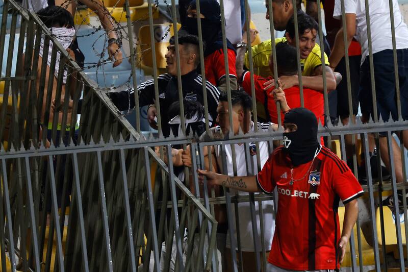 Hinchas de Colo Colo interrumpen el partido amistoso de la Copa Vina del Mar.