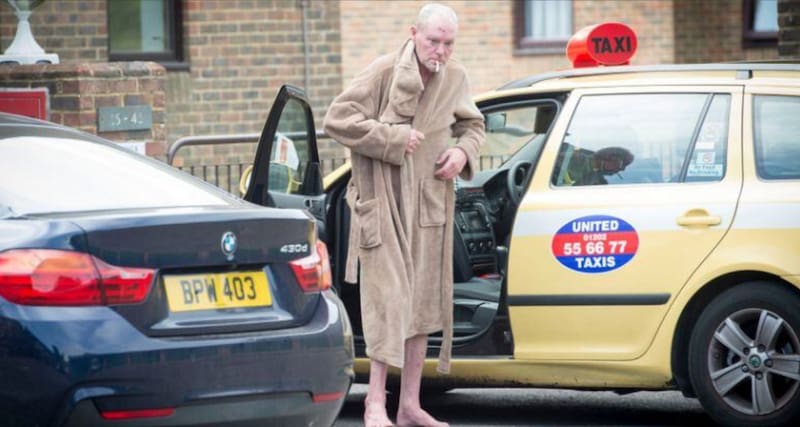 La imagen que dio vuelta al mundo. Saliendo de un hospital, subiéndose a un taxi y completamente perdido después de un consumo excesivo de alcohol y drogas.