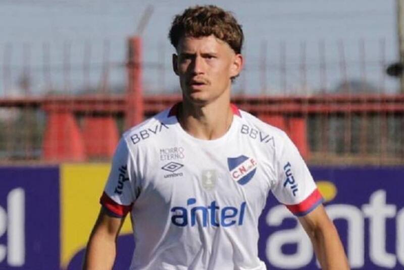 . El uruguayo con la camiseta de Nacional.
