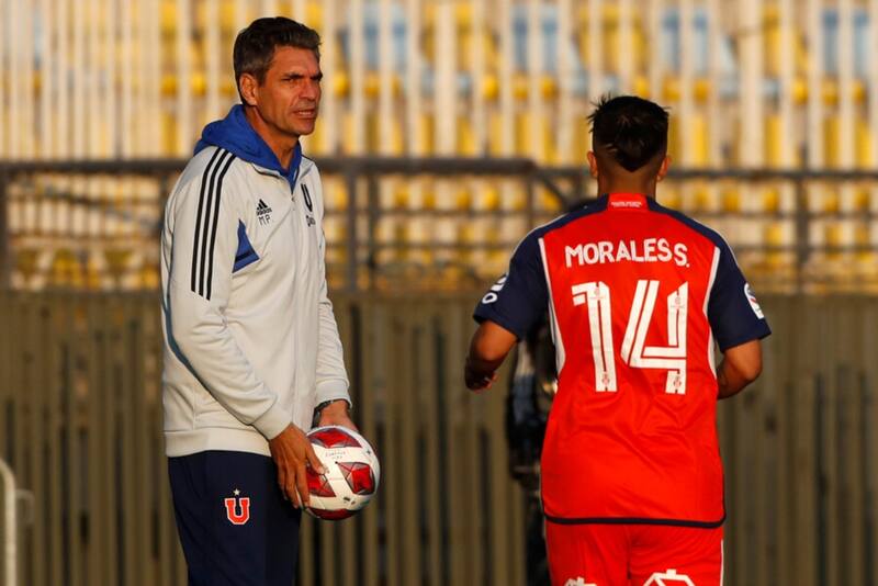Mauricio Pellegrino entregándole el balón a Marcelo Morales en el duelo de la U con Everton. Foto: Aton.