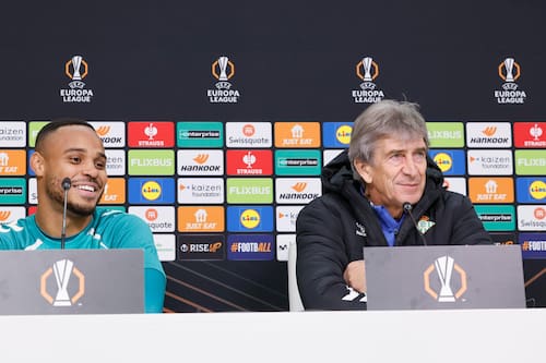 Manuel Pellegrini con Natan en conferencia de prensa previa Fayenoord. Foto: Agencia EFE