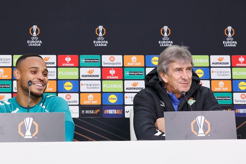 Manuel Pellegrini con Natan en conferencia de prensa previa Fayenoord. Foto: Agencia EFE