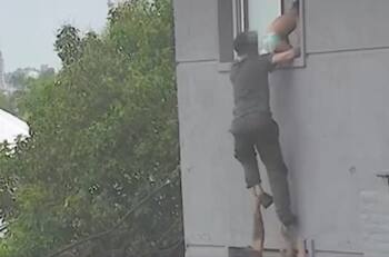 VIDEO | Vecinos rescatan a bebé que jugaba en una ventana de un segundo piso en Argentina