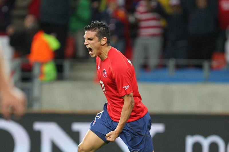 La Tercera - COPA SUDAFRICA 2010 - MUNDIAL SUDAFRICA 2010 - FUTBOL - CHILE - SUIZA - MARK GONZALEZ - FUTBOLISTA - SELECCION CHILENA - CELEBRACION - PAG01 - PUERTO ELIZABETH - SUDAFRICA - PEDRO RODRIGUEZ.