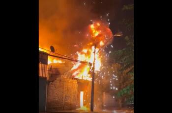 VIDEO | Incendio en galpones de Conchalí: Siniestro afectó a fabrica de muebles, talleres y una casa