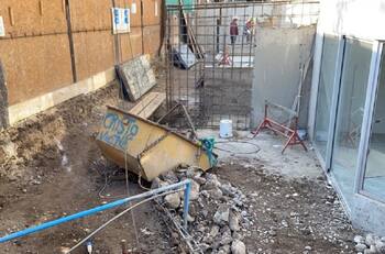 Grúa pluma se desploma en la comuna de Independencia: Habrían heridos