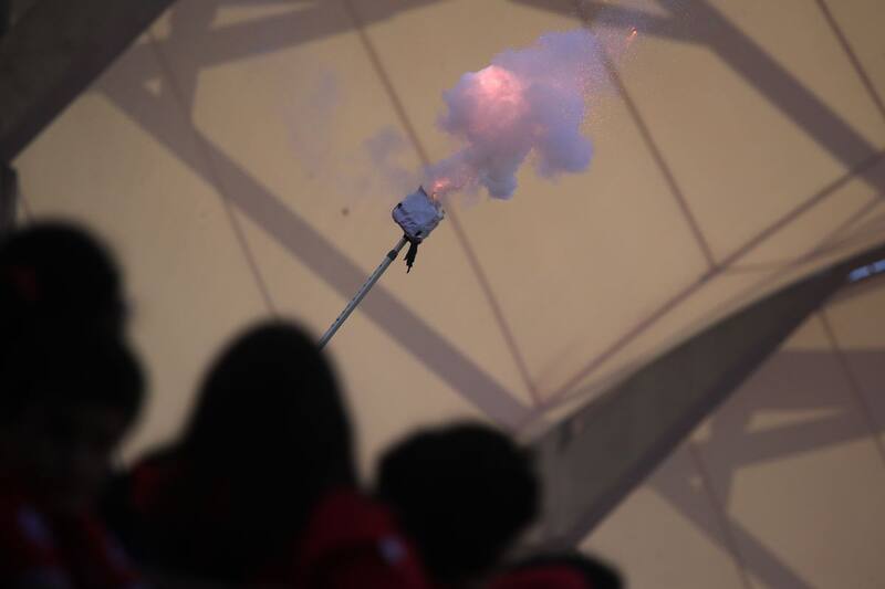 Los fuegos artificiales que casi suspenden el Ñublense vs Colo Colo. Foto: Agencia Aton.