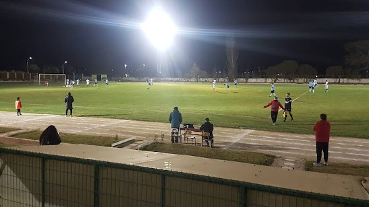 FOTO| Insólito: Partido del fútbol chileno tuvo a relator transmitiendo el duelo desde el baño del estadio