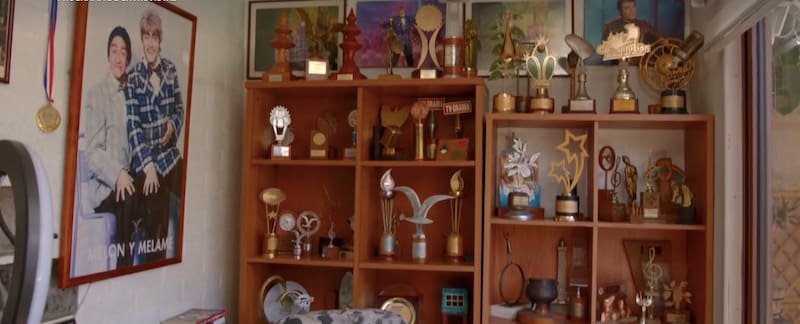 El mueble con sus trofeos. Créditos: Canal 13.