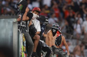 Hinchas de Colo Colo vandalizaron estadio del fútbol chileno: autoridades locales indignadas