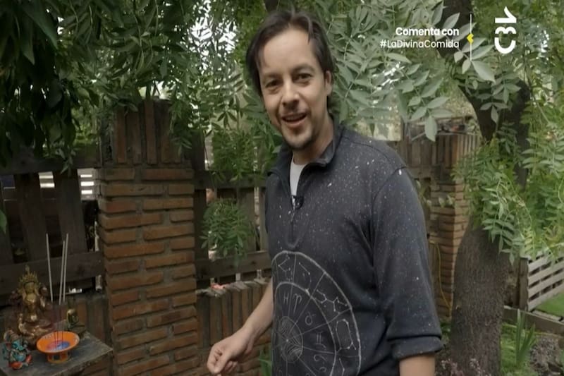 mostró su amplia casa con jardín. Créditos: Pantallazo CHV