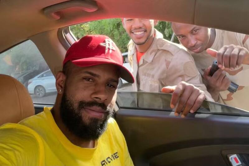 La selfie que Sérgio Raphael se tomó con soldados rebeldes en Sudán, uno de ellos con una pistola en la mano.