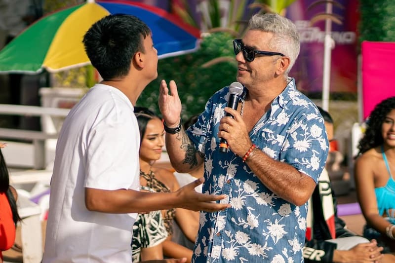 El programa conducido por José Miguel Viñuela trajo consigo la vieja fórmula televisiva de los programas con teams juveniles, tal como fue Mekano (Mega) o Yingo (Chilevisión) en su momento.