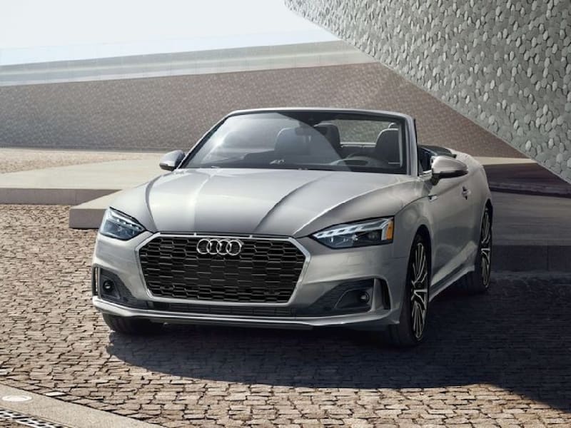 Pailita ya ha expandido su lujosa colección de coches deportivos, y no ha escatimado en precios, pues el costo de uno de ellos sobrepasa los 100 millones de pesos.