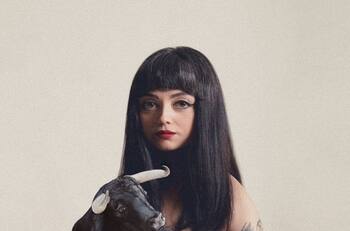 Finalmente está aquí "Seis": Se entrenó el nuevo álbum de Mon Laferte con diversas colaboraciones