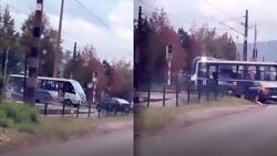 VIDEO | Captan imprudente maniobra de conductor de microbús: Casi fue chocado por tren en Chiguayante