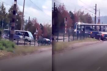 VIDEO | Captan imprudente maniobra de conductor de microbús: Casi fue chocado por tren en Chiguayante