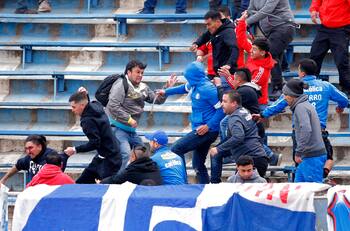 Hinchas de Católica protagonizaron pelea en partido con Everton