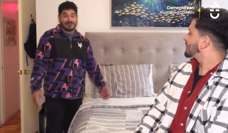 La pareja muestra su amplio dormitorio.