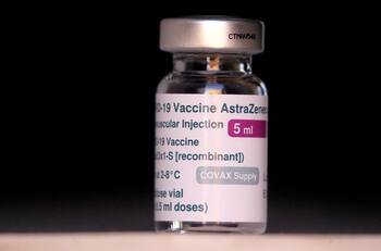 Minsal suspendió "por precaución" la vacunación con AstraZeneca a menores de 45 años