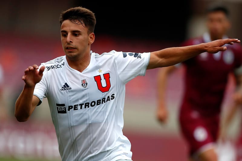 El ex Universidad de Chile sorprendió vistiendo indumentaria de la U. Foto: Aton.