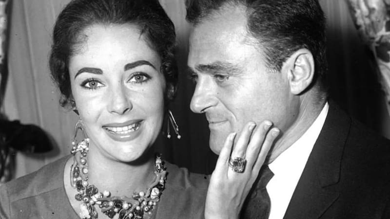 El impresionante anillo de la actriz.