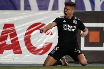 VIDEO| Leonardo Gil sorprendió a todos con sus pasos de cumbia en el camarín tras el triunfo de Colo Colo