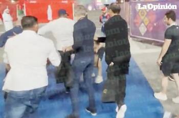 VIDEO | Samuel Eto'o protagonizó brutal golpiza a un Youtuber en el Mundial Qatar 2022