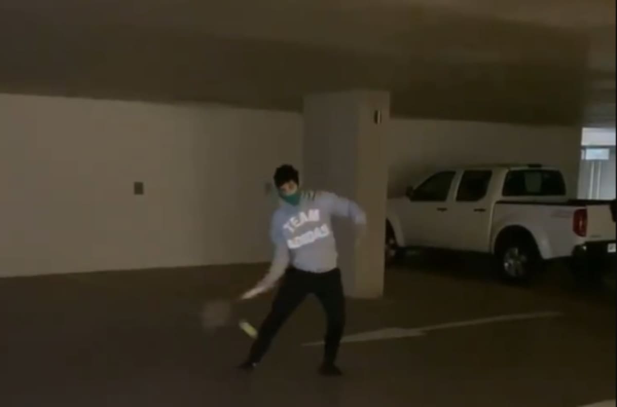 Cristian Garin se mostró jugando tenis en un estacionamiento