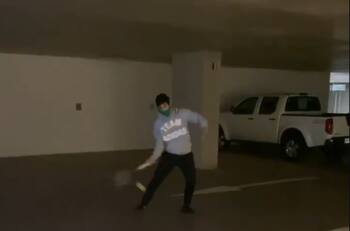 Cristian Garin se mostró jugando tenis en un estacionamiento