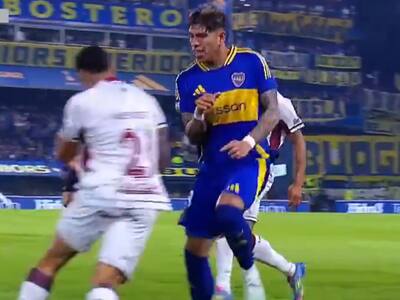 Carlos Palacios encendió las alarmas en Boca Juniors: el fuerte choque que lo obligó a pedir asistencia