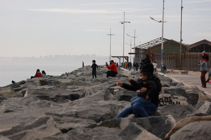 Si el oleaje lo permite, las personas pueden sentarse en las rocas ubicadas a un costado del paseo a contemplar el mar. Foto: Agencia Aton.