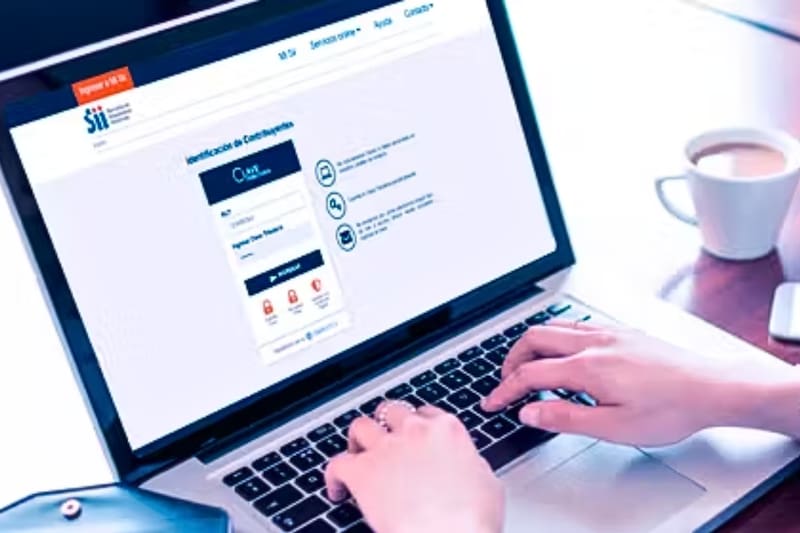 A través del sitio web del SII puedes revisar el estado de tu devolución de impuestos.