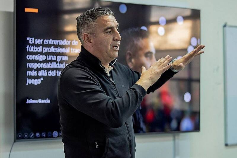 El entrenador chileno se nutre de conocimiento en su periplo por el Viejo Continente. Foto: Instagram Jaime García.