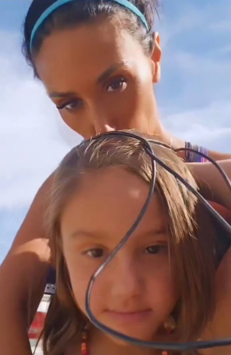 La influencer despidió a su hija llenándola de besos y abrazos antes de que partiera su viaje.