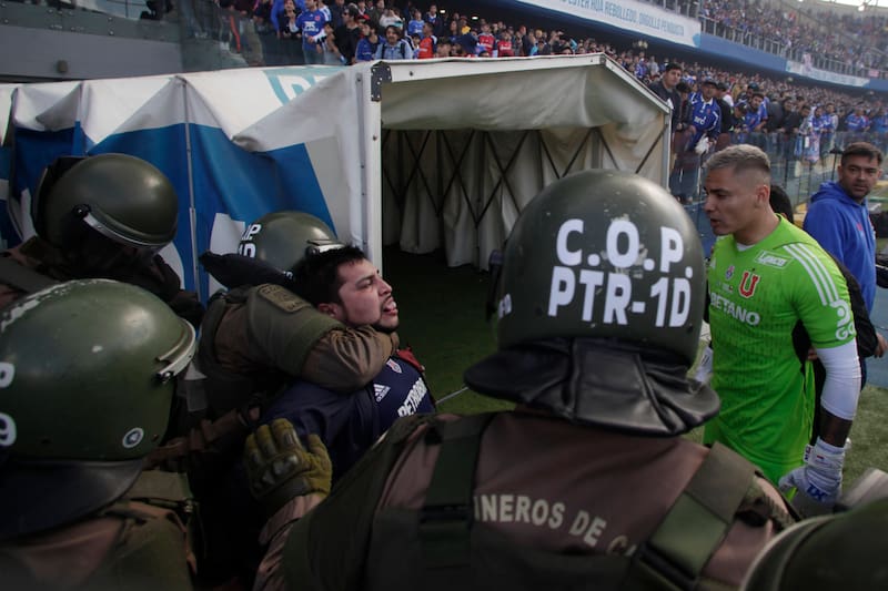Carabineros realizó 22 detenciones en el Clásico Universitario en el Estadio Ester Roa de Concepción. (Foto: Agencia Aton)