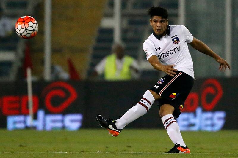 Hardy Cavero jugando con la camiseta de Colo Colo en un partido amistoso. Foto: Aton.
