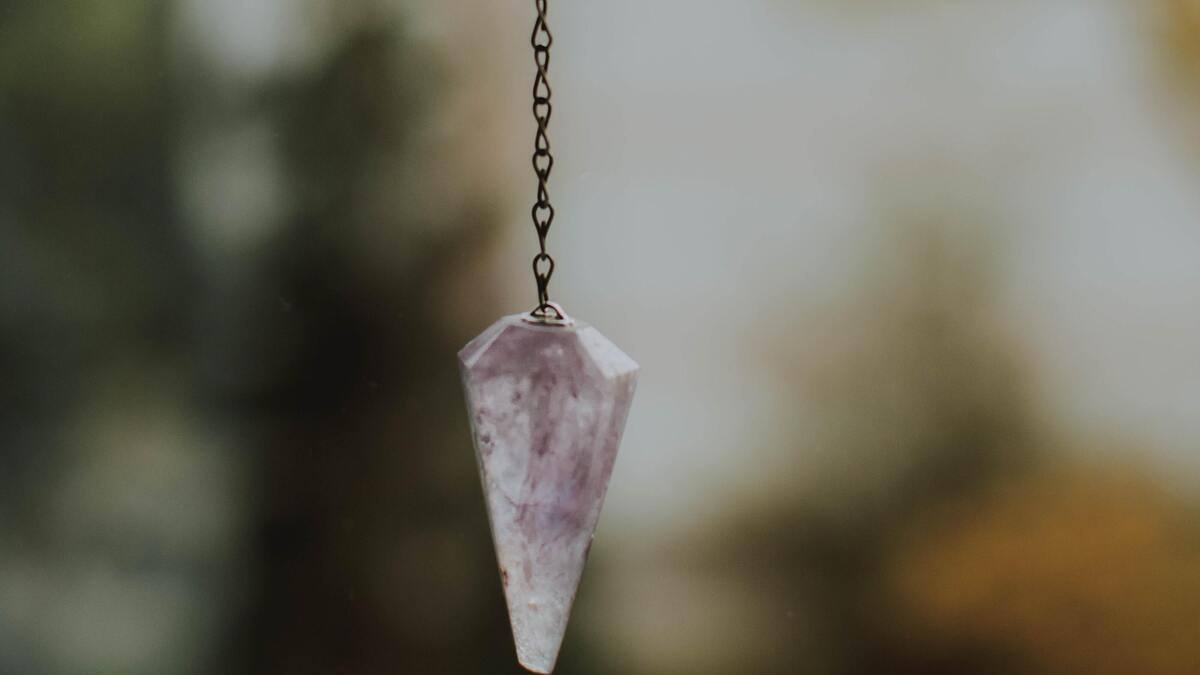 VIDEO | Le dio malas vibras: Hombre decide con un péndulo si comprar o no una sandía