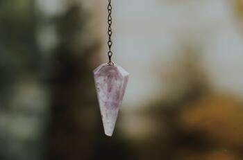 VIDEO | Le dio malas vibras: Hombre decide con un péndulo si comprar o no una sandía