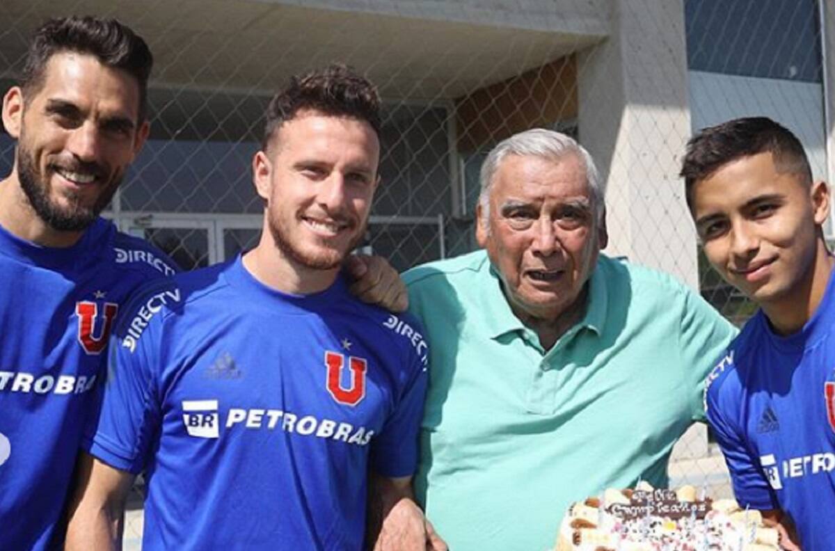 Plantel de la U compartió con Carlos Campos en su cumpleaños