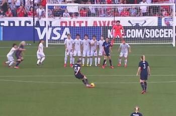 Megan Rapinoe dejó a todos con la boca abierta con este golazo de tiro libre