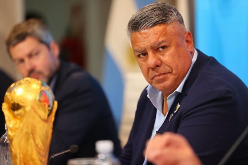 , presidente de la AFA, está "en guerra" con el Gobierno de Javier Milei en Argentina.