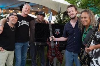 "Eddie Munson" vuelve a la vida en un concierto de Metallica: Actor y banda se reunieron en backstage de Lollapalooza Chicago